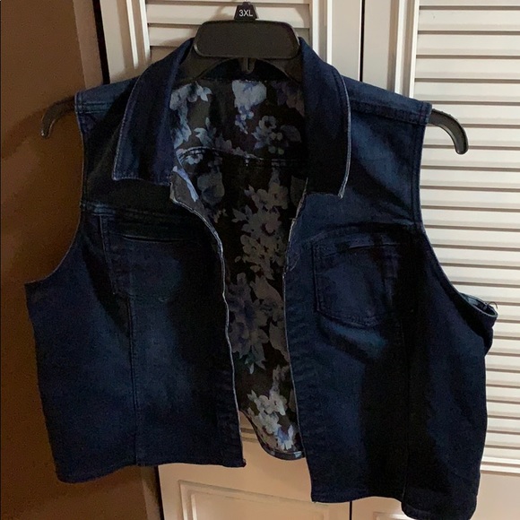 Sleeveless Reversible Floral Jean Jacket - Picture 3 of 4